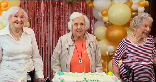 Drei beste Freundinnen werden innerhalb von Tagen 100 Jahre alt